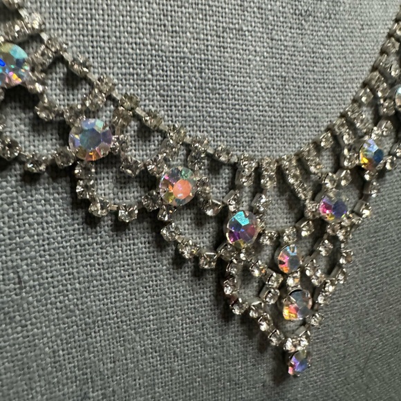 Beautiful Rhinestone Necklace with Silver Toned Metal. - Picture 2 of 3